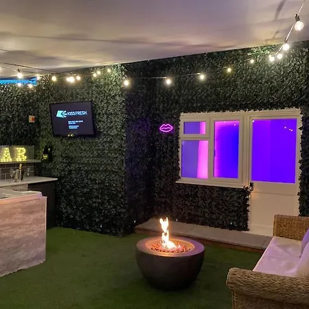 Apartamento Luxury Urban Hideaway With Private Hot Tub & Pole